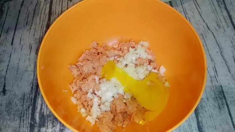 mix the minced meat with the egg