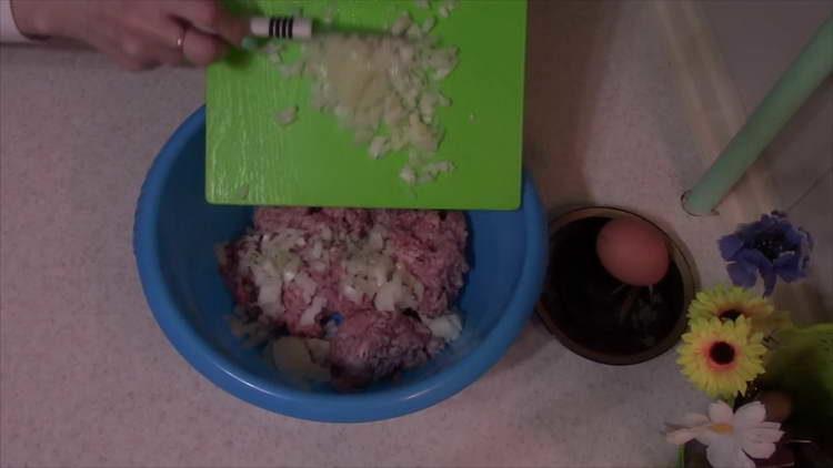 mezclar carne picada con cebolla
