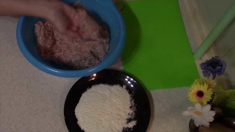 verser la farine dans une assiette