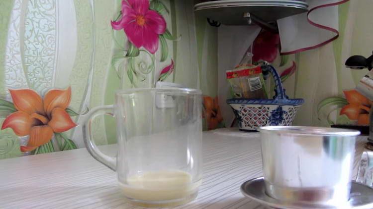 verser le lait concentré dans une tasse