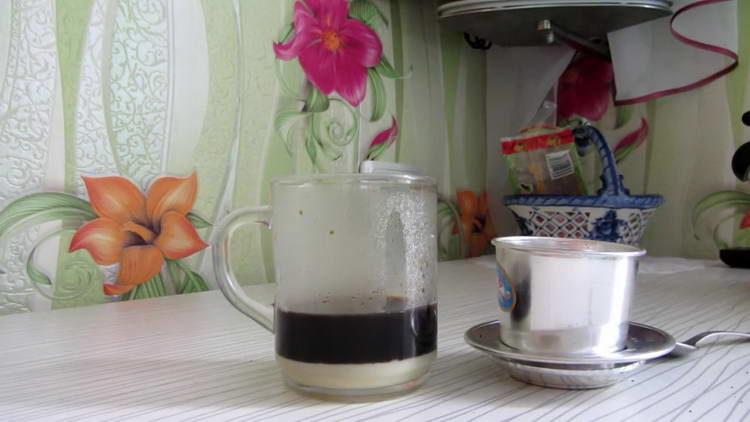 mélanger le café avec le lait concentré