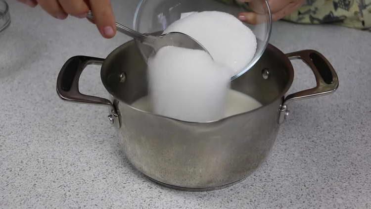 pour milk with sugar into the stewpan