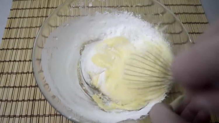mezclar la yema y el azúcar granulada