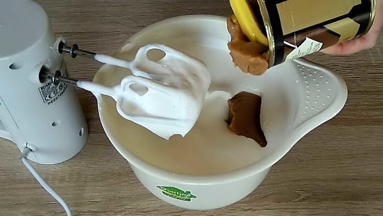 agregue leche condensada a la nata