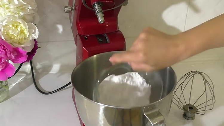 mix cream and granulated sugar