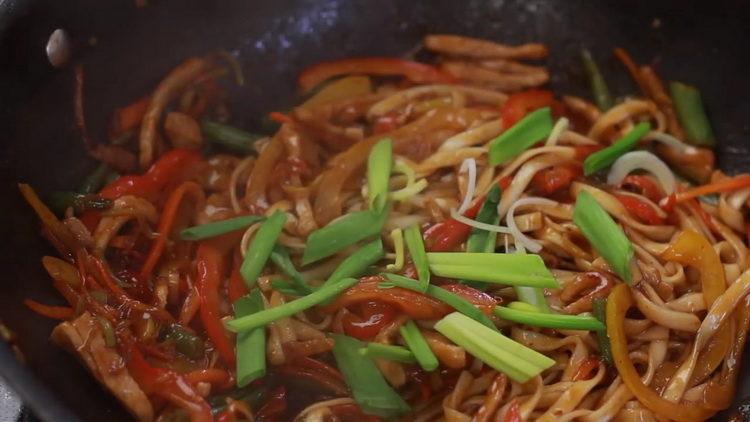 Udon con carne de cerdo y verduras