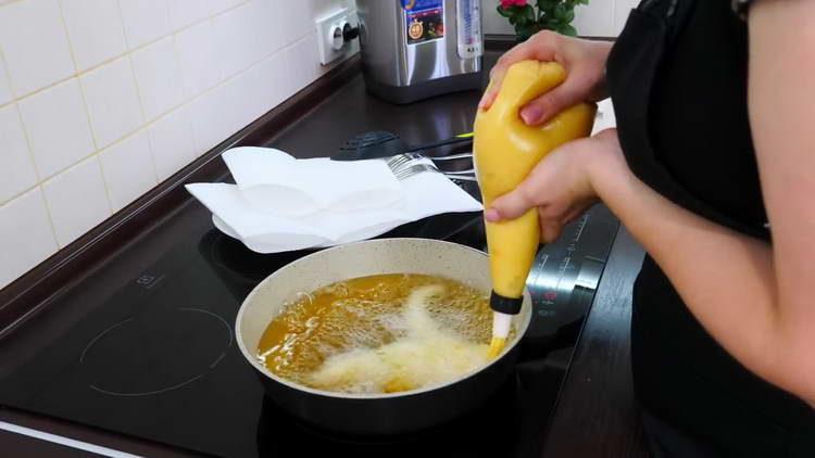 presser la pâte dans le beurre dans une casserole