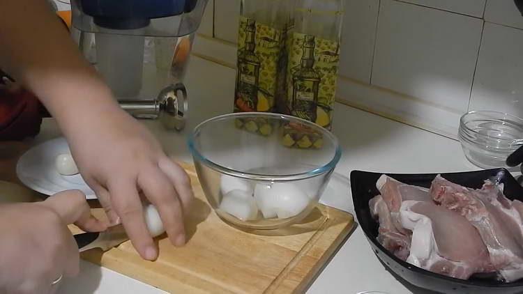 couper l'oignon en quatre parties