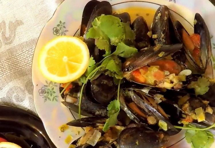 Moules délicieuses dans une sauce à l'ail crémeuse