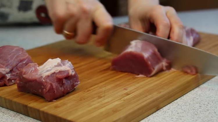 cortar la carne en trozos
