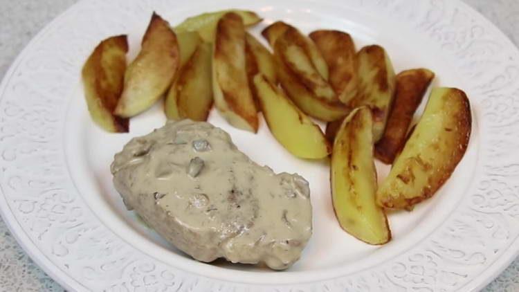 carne con champiñones en una sartén