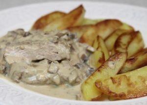 cuire une viande incroyable avec des champignons dans une casserole