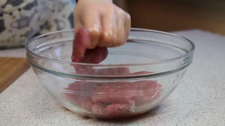 remplir la viande avec de l'huile