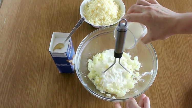 pour in mashed milk