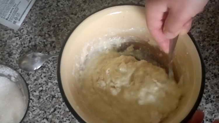 mélanger la pâte avec une cuillère