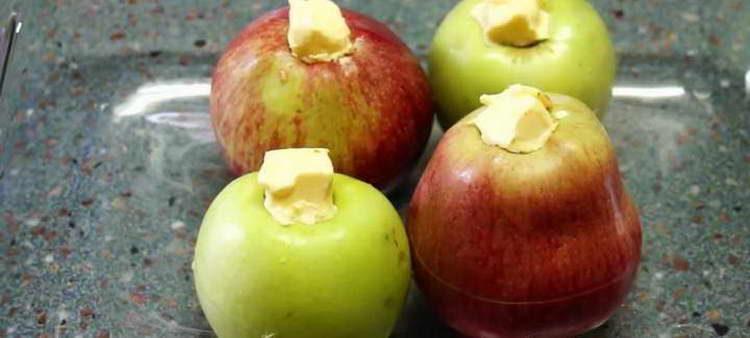 poner manzanas en una bandeja para hornear