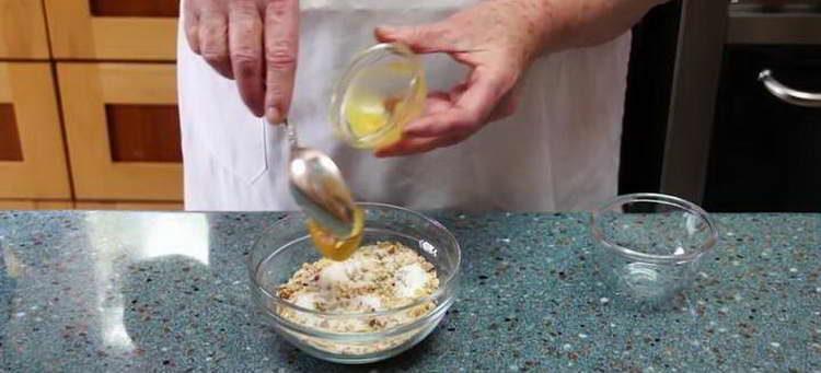 mélanger les noix avec du miel