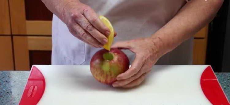 pour lemon juice into an apple