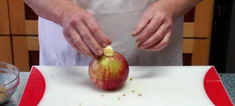 poner mantequilla en una manzana