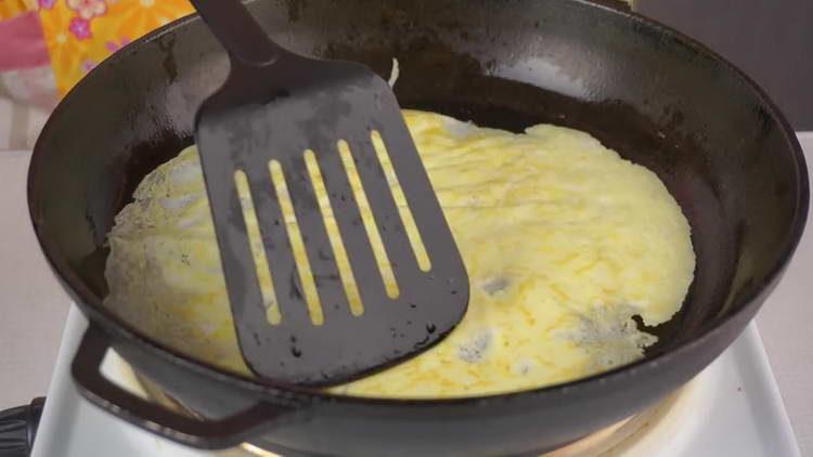 freír panqueques de huevo en ambos lados