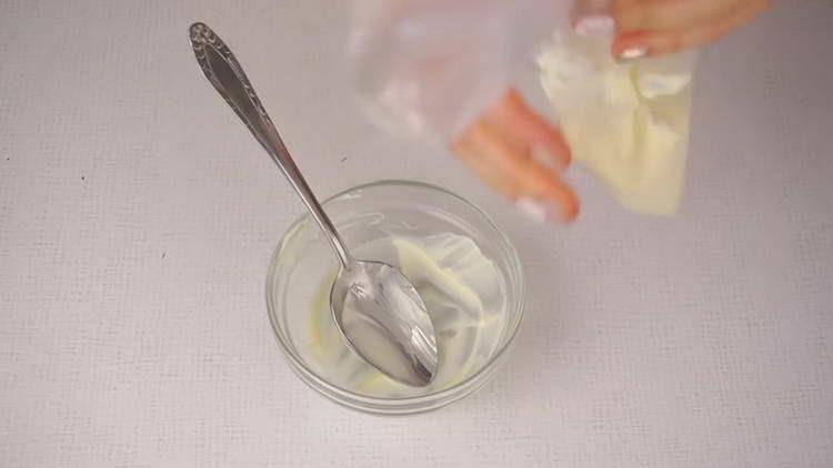 mettre la mayonnaise dans un sac de cuisine