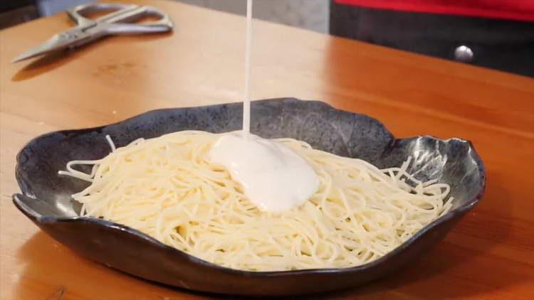 prelijte umakom od špageta