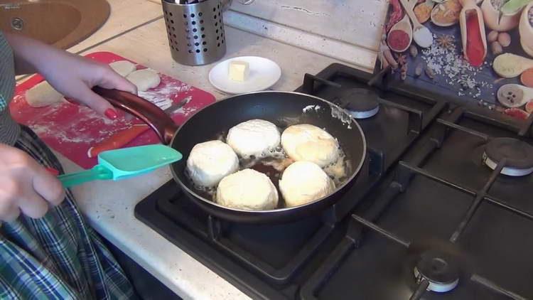 pon las tartas de queso en la sartén