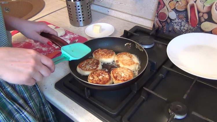 faire frire les gâteaux au fromage des deux côtés