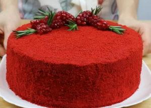 Brillante y delicioso pastel de terciopelo rojo