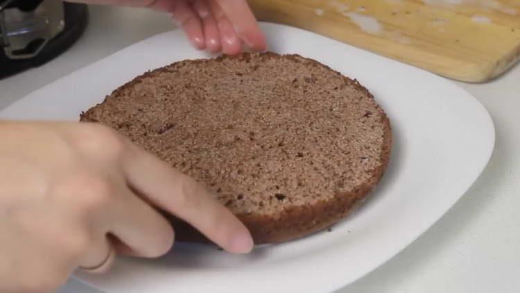 mettre le gâteau sur une assiette