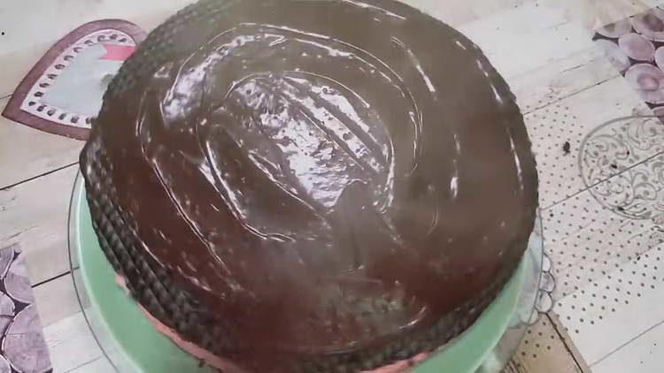 vierta el pastel con glaseado de chocolate