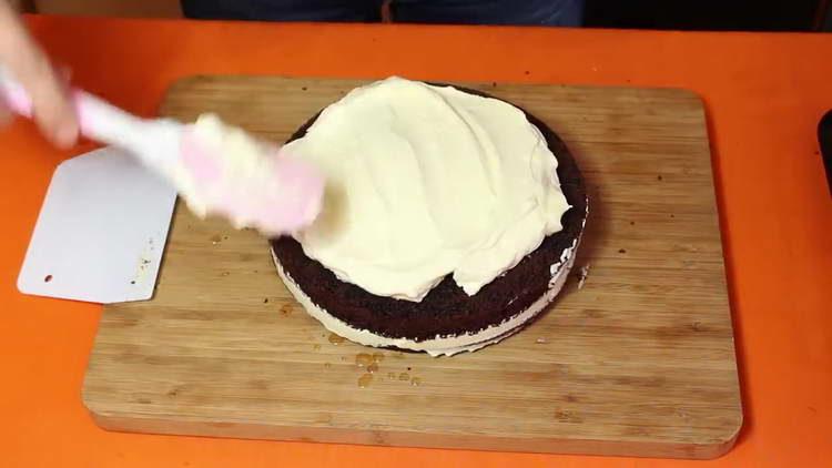 engrasar el segundo pastel con crema