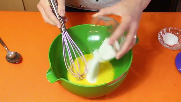 mezclar huevos con azúcar