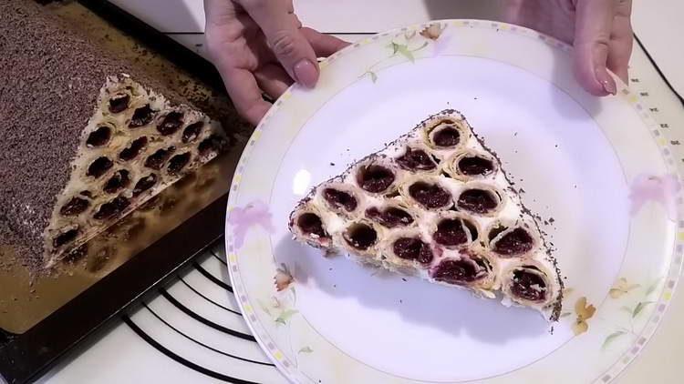 gâteau monastère cabane avec cerise