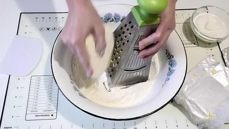 utrljajte maslac u brašno