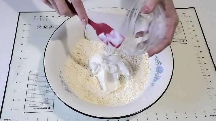 verser la crème sure dans la farine