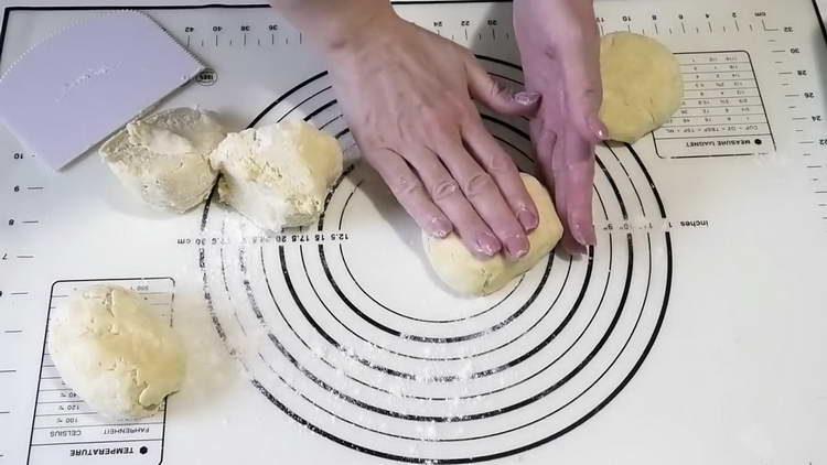 couper la pâte en cinq morceaux