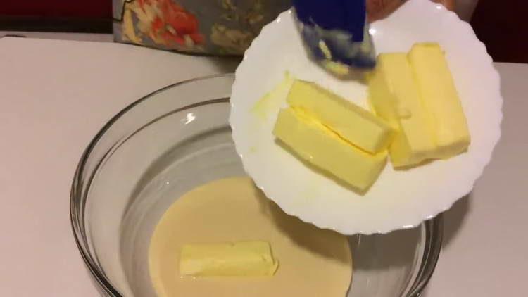 mélanger le lait concentré et le beurre