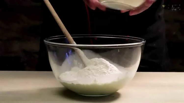 pour flour to the egg