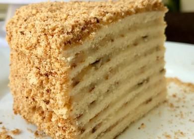 И Gâteau simple et délicieux dans une casserole avec du lait concentré