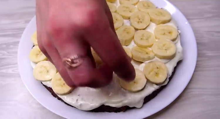 pon las bananas en el pastel