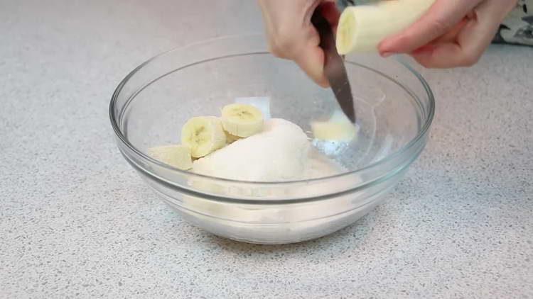 mezclar plátanos con azúcar