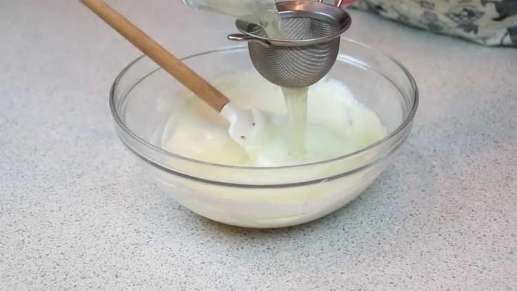pour gelatin into the curd filling