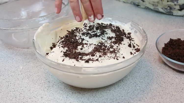 agregue chocolate rallado a la crema