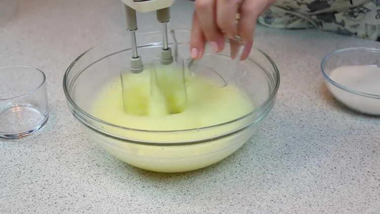 žumanjcima dodajte vanilin šećer