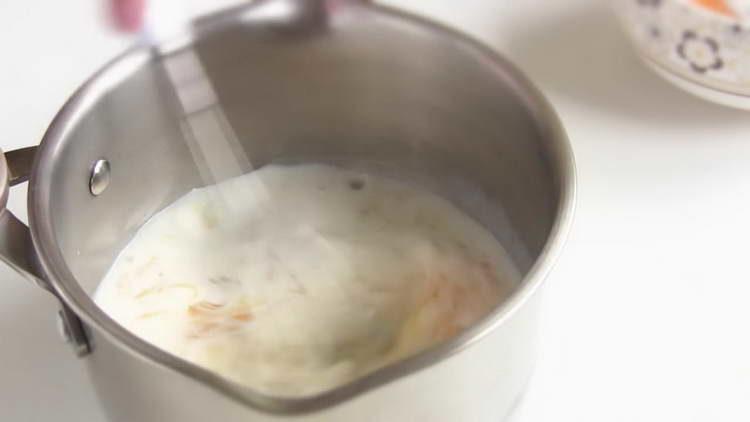 mezclar la yema y la leche