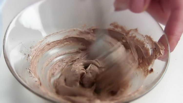 mélanger la crème et le cacao