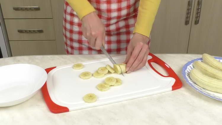 izrezati na kriške bananu