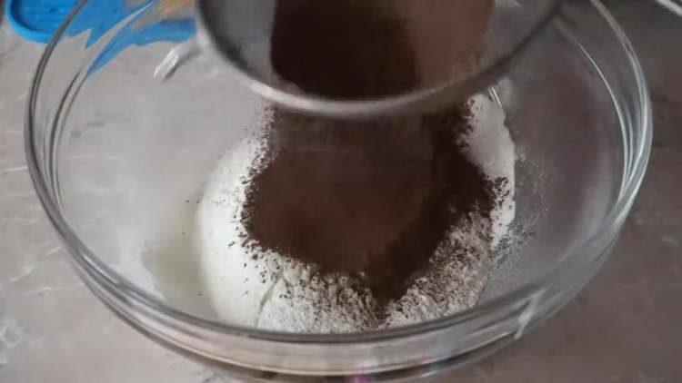 tamiser la farine et le cacao