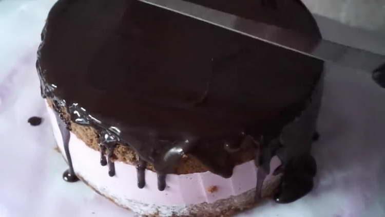 pour the cake with chocolate ganache